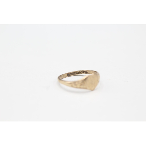 2112 - A 9ct gold heart ring - approx. gross weight 0.9g