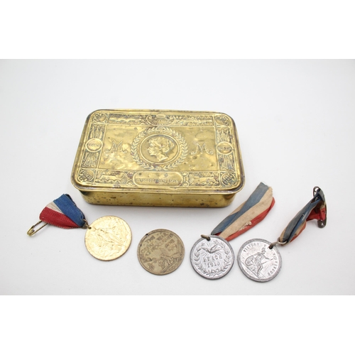 2357 - A WWI 1914 Princess Mary Christmas tin and four Peace medals