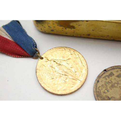 2357 - A WWI 1914 Princess Mary Christmas tin and four Peace medals