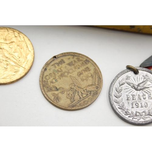 2357 - A WWI 1914 Princess Mary Christmas tin and four Peace medals