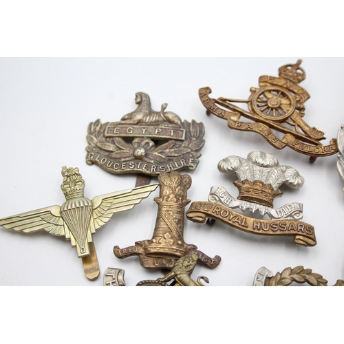 2359 - Ten military cap badges