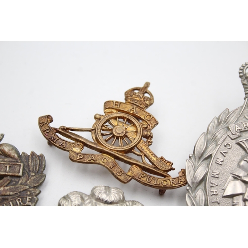 2359 - Ten military cap badges