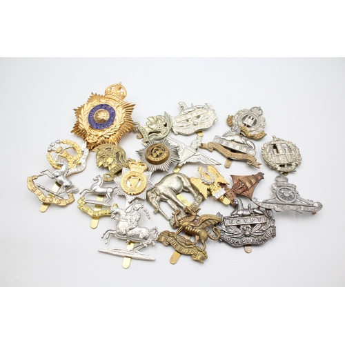 2362 - Approx. twenty military cap badges