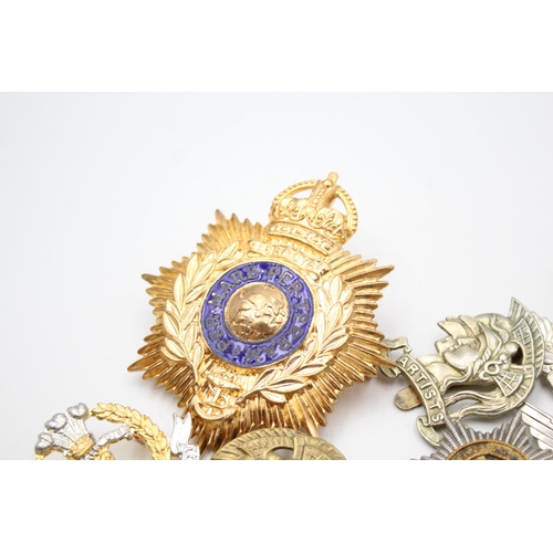 2362 - Approx. twenty military cap badges