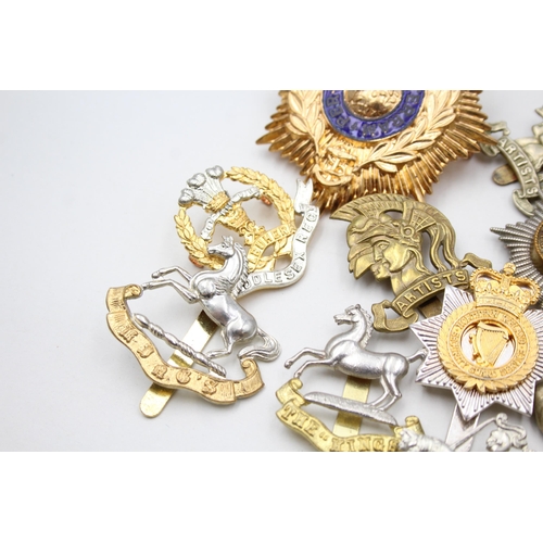 2362 - Approx. twenty military cap badges