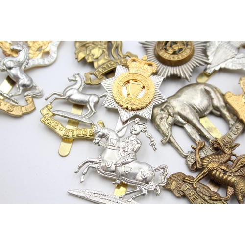 2362 - Approx. twenty military cap badges