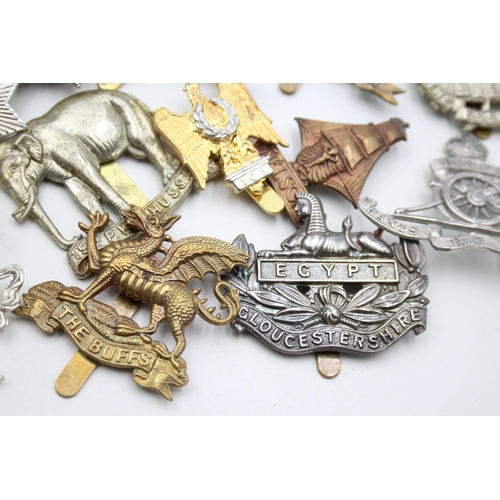 2362 - Approx. twenty military cap badges