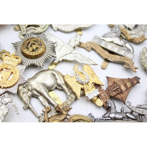 2362 - Approx. twenty military cap badges