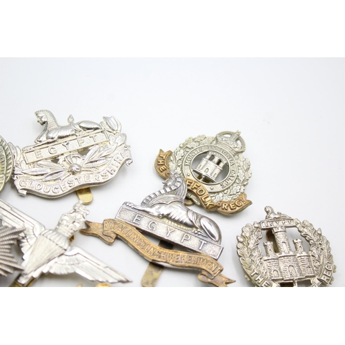 2362 - Approx. twenty military cap badges