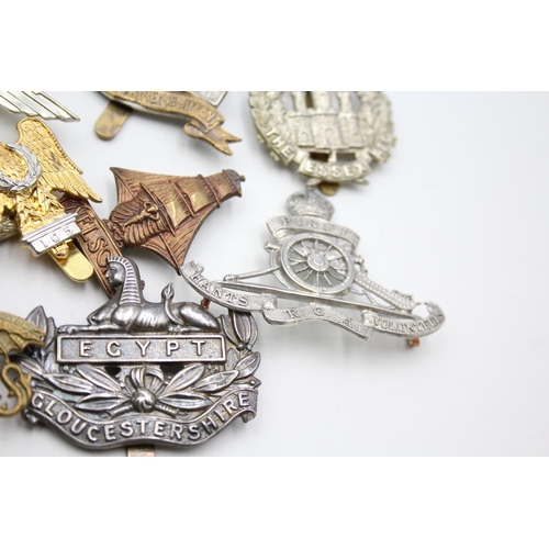 2362 - Approx. twenty military cap badges