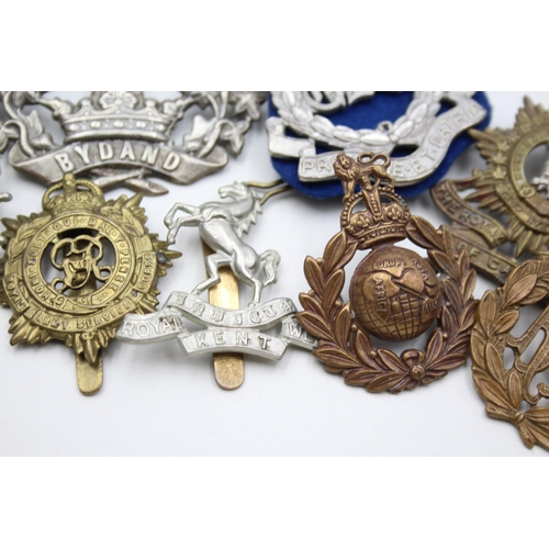 2368 - Ten military cap badges