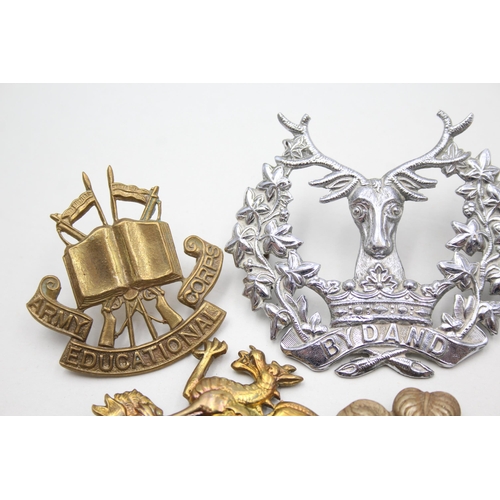 2371 - Ten military cap badges