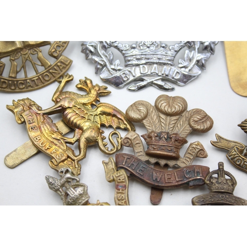 2371 - Ten military cap badges