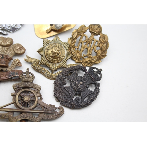 2371 - Ten military cap badges