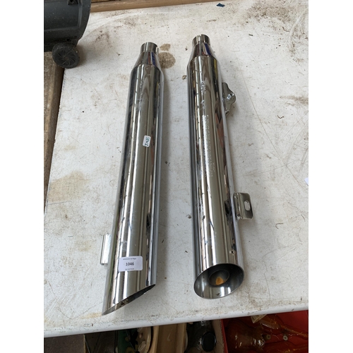 1046 - A pair of Harley Davidson HDI SP73 exhaust pipes