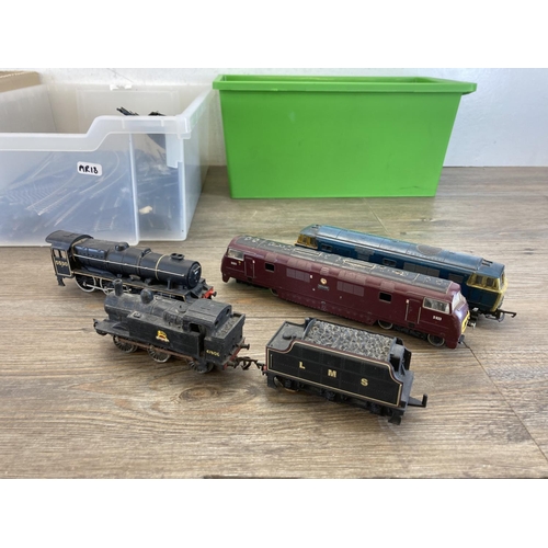 426 - A collection of model railway accessories to include Mainline 5530 locomotive, Tri-ang British Railw... 