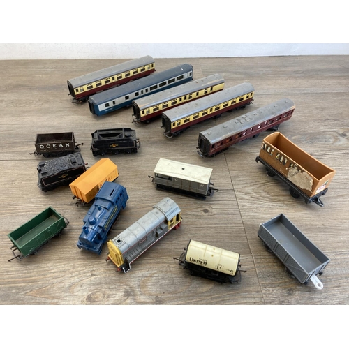 426 - A collection of model railway accessories to include Mainline 5530 locomotive, Tri-ang British Railw... 