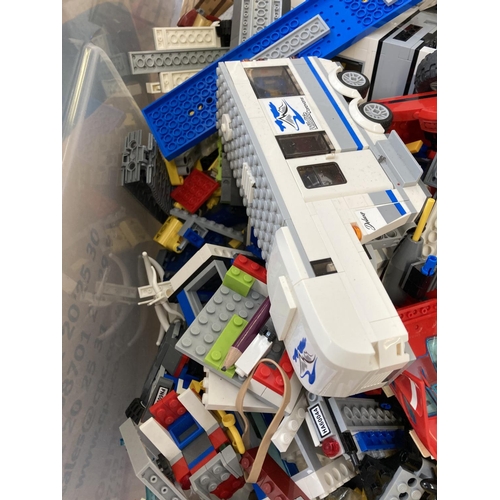 430 - A box containing a large collection of Lego