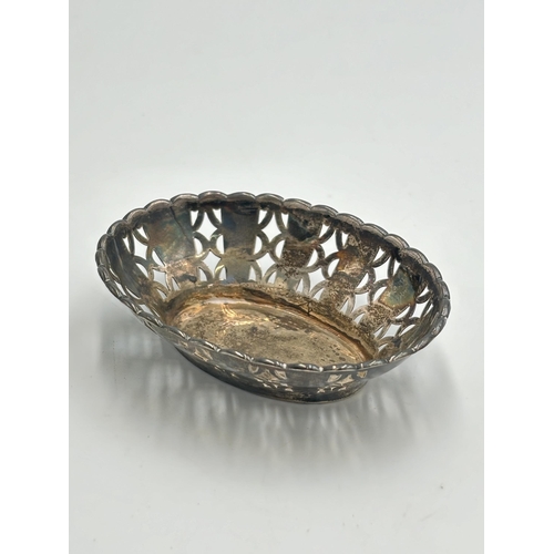 2344 - An Edwardian Edwin Joseph Houlston hallmarked Birmingham silver oval trinket dish, dated 1924 - appr... 