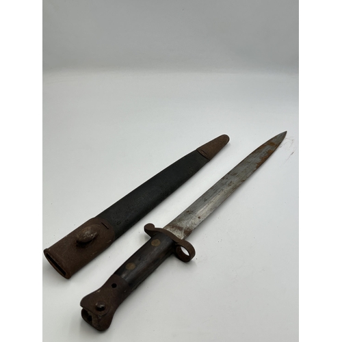 2386 - A WWI 1907 pattern EFD Enfield bayonet, with tapering blade, hardwood grip, brass fittings, impresse... 