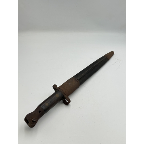 2386 - A WWI 1907 pattern EFD Enfield bayonet, with tapering blade, hardwood grip, brass fittings, impresse... 