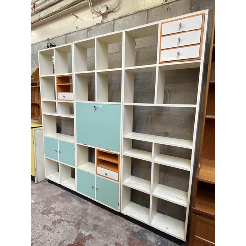 27 - A mid 20th century white, turquoise and orange painted three section shelving unit/room divider - ap... 