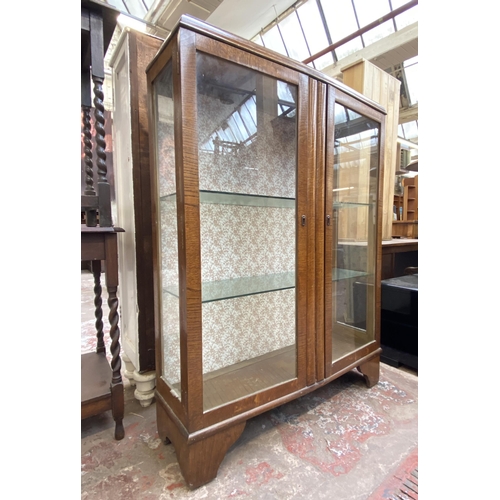 88 - An Art Deco oak display cabinet - approx. 125cm high x 92cm wide x 29cm deep