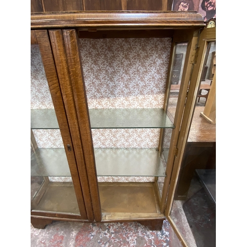 88 - An Art Deco oak display cabinet - approx. 125cm high x 92cm wide x 29cm deep