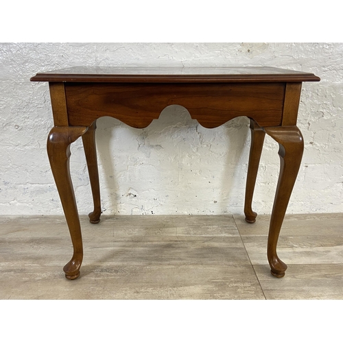 116 - A Georgian style cherry wood occasional table with two pull out trays - approx. 66cm high x 47cm wid... 