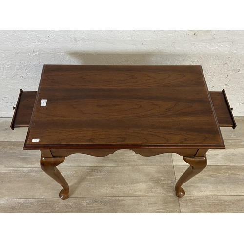 116 - A Georgian style cherry wood occasional table with two pull out trays - approx. 66cm high x 47cm wid... 