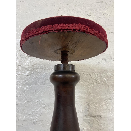 123 - A Victorian rosewood height adjustable revolving piano stool with red fabric upholstered seat - appr... 