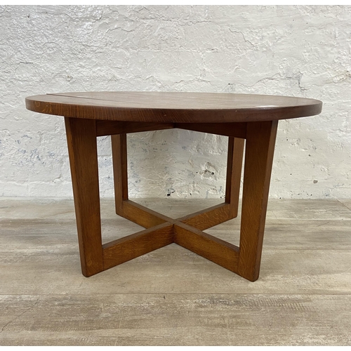 129 - A mid 20th century oak circular coffee table - approx. 38cm high x 66cm diameter