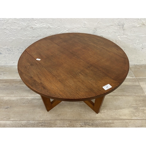 129 - A mid 20th century oak circular coffee table - approx. 38cm high x 66cm diameter