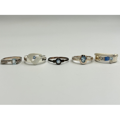 2228 - Five .925 silver blue topaz set dress rings - approx. gross weight 16.8g