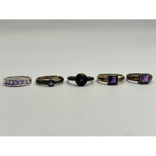 2238 - Five .925 silver amethyst set dress rings - approx. gross weight 17g