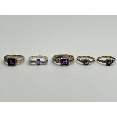 2246 - Five .925 silver amethyst set dress rings - approx. gross weight 12.8g