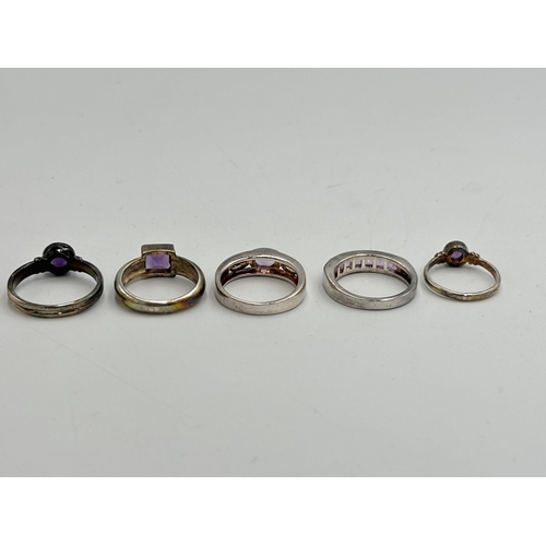 2249 - Five .925 silver amethyst set dress rings - approx. gross weight 15.2g