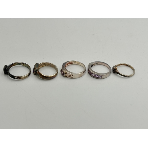 2249 - Five .925 silver amethyst set dress rings - approx. gross weight 15.2g