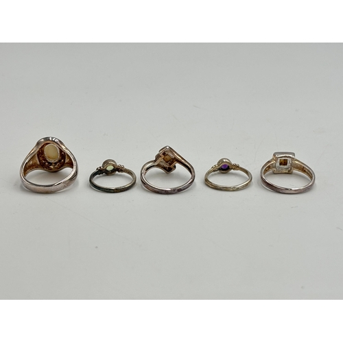 2253 - Five .925 silver gemstone set dress rings, three mother of pearl, one peridot and one amethyst - app... 