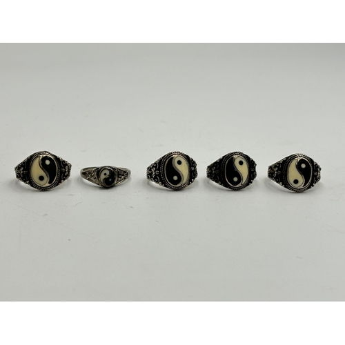 2258 - Five .925 silver black and white enamel yin and yang dress rings - approx. gross weight 16.4g