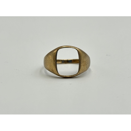 2259D - A hallmarked 9ct gold signet ring - approx. gross weight 1.6g