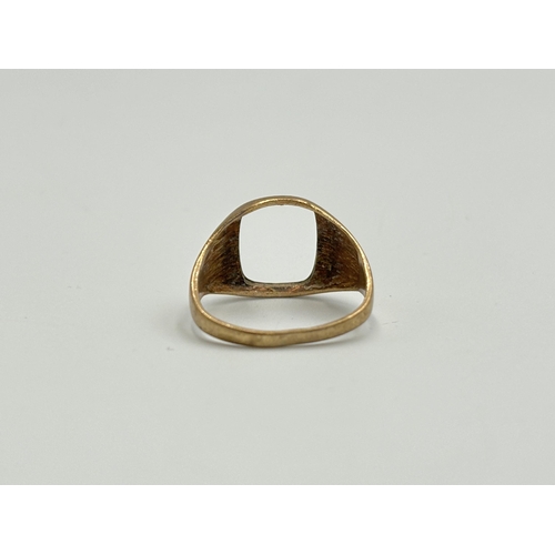 2259D - A hallmarked 9ct gold signet ring - approx. gross weight 1.6g