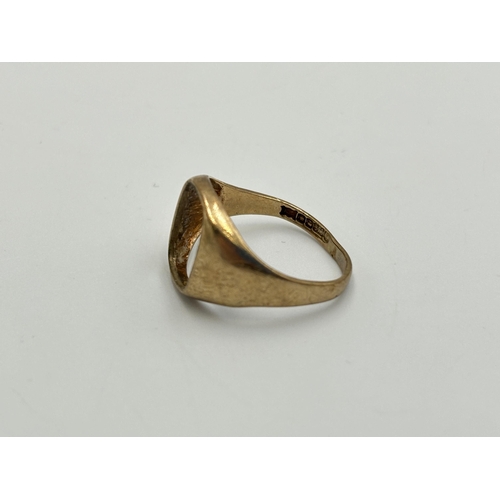 2259D - A hallmarked 9ct gold signet ring - approx. gross weight 1.6g