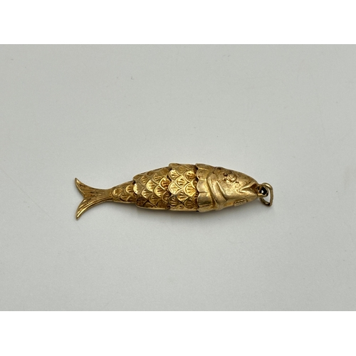 2259E - A 9ct gold articulated fish pendant - approx. gross weight 3.4g