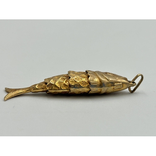 2259E - A 9ct gold articulated fish pendant - approx. gross weight 3.4g