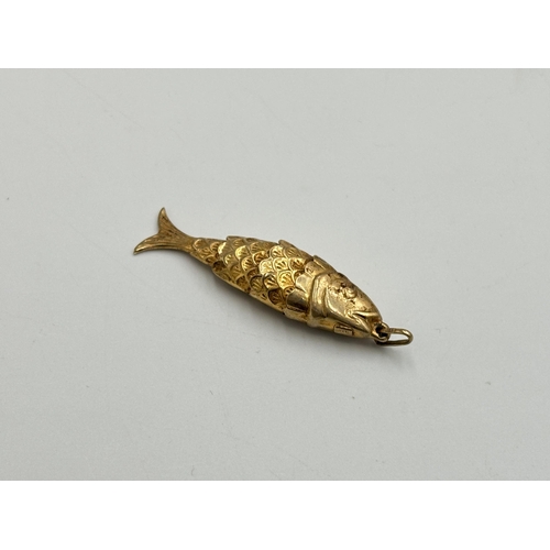 2259E - A 9ct gold articulated fish pendant - approx. gross weight 3.4g