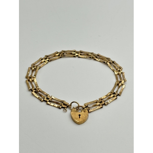 2259F - A hallmarked 9ct gold gate bracelet with heart shaped padlock clasp - approx. gross weight 3.8g