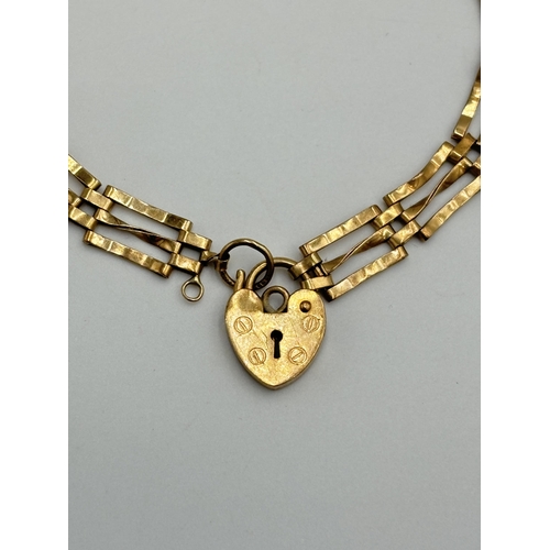 2259F - A hallmarked 9ct gold gate bracelet with heart shaped padlock clasp - approx. gross weight 3.8g