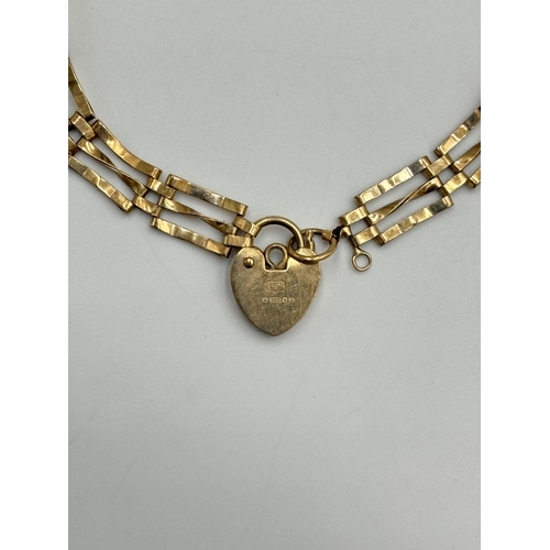 2259F - A hallmarked 9ct gold gate bracelet with heart shaped padlock clasp - approx. gross weight 3.8g