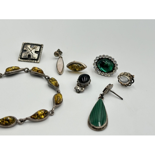 2259H - A collection of .925 silver jewellery to include amber set panel bracelet etc.